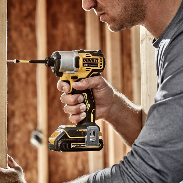Шуруповерт аккумуляторный DEWALT DCF 840 N импульсный