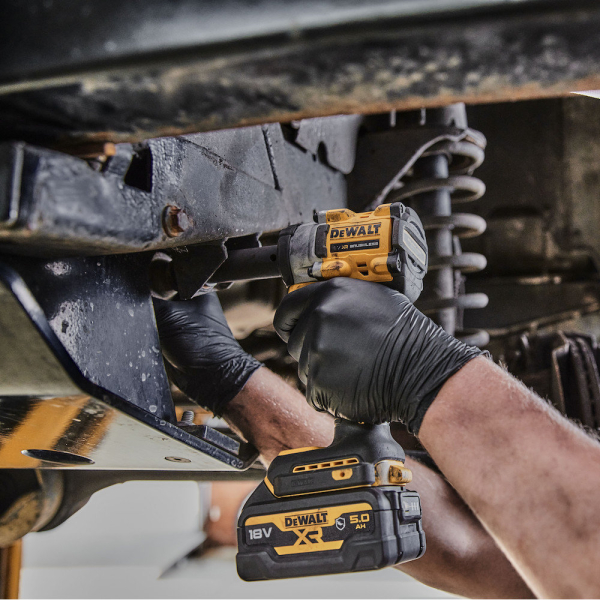 Гайковерт аккумуляторный DEWALT DCF 921 NT 							