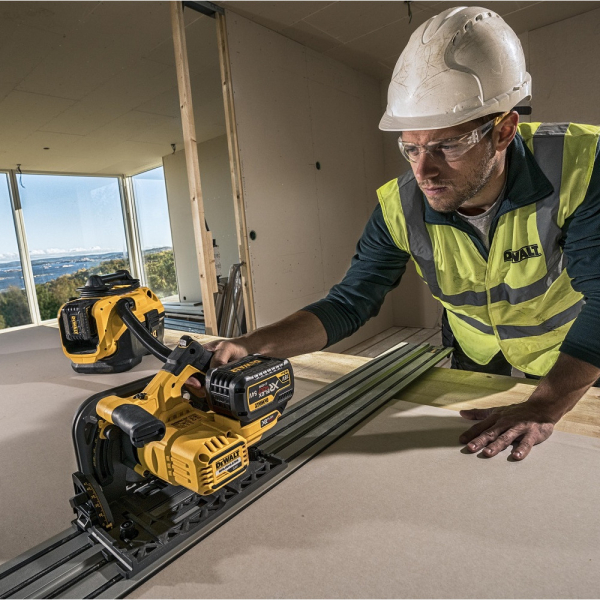 Пила дисковая аккумуляторная DEWALT DCS 520 NT погружная